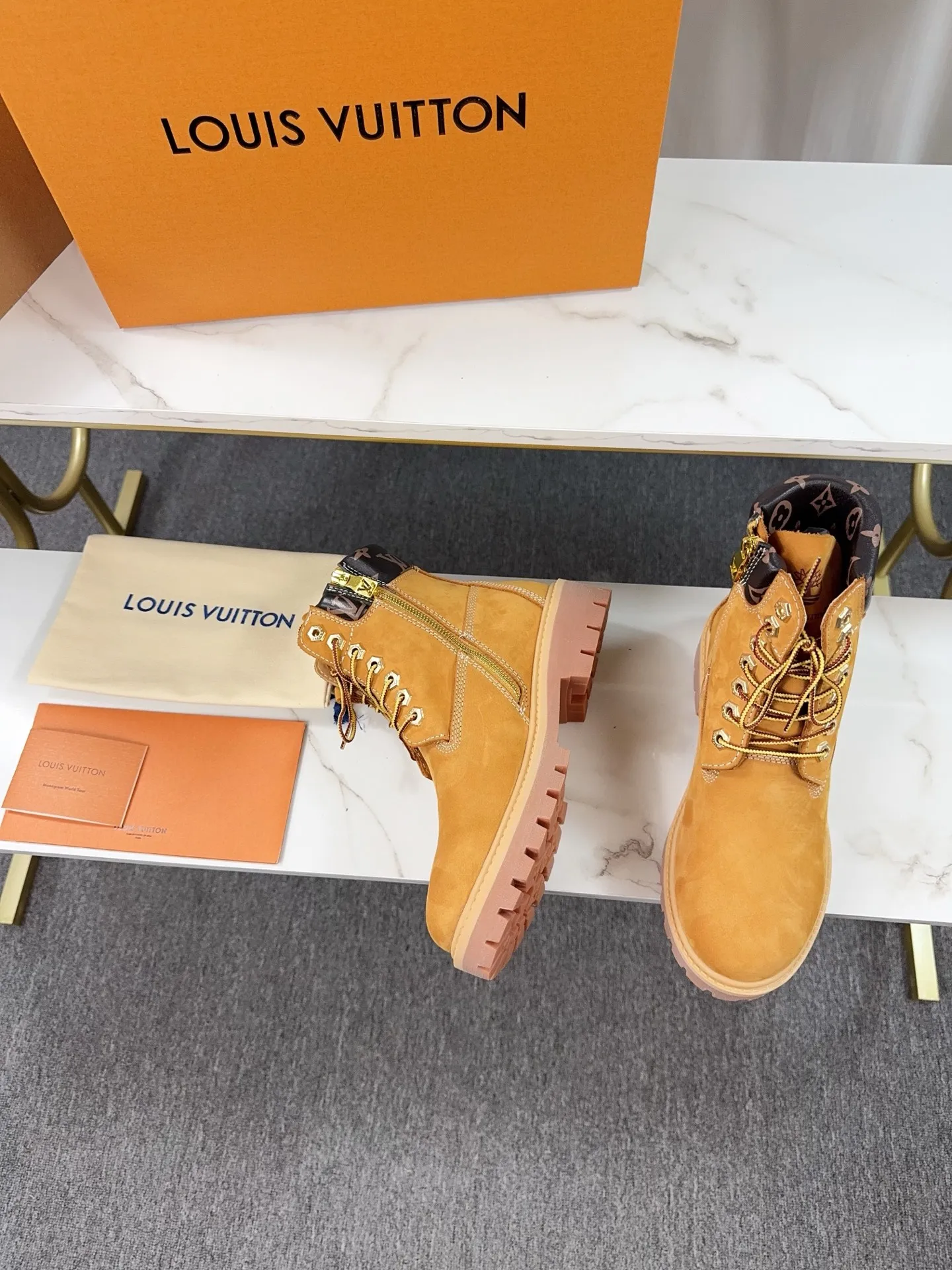 Couple model 💰700 ❤️Top version: Couple model LV x Timberland Timberland joint model Presbyopia Embossed Rhubarb boots Ankle boots Short boots LV x Timberland ankle boots are made of Monogram embossed waterproof nubuck cow leather, relying on the brand's exquisite craftsmanship to carefully reshape the classic Timberland 6-inch boot shape in Italy, and make an eye-catching appearance in 2024 created by Pharrell Williams with American workwear style Autumn and winter menswear show. Monogram embossed tongue, original Timberland laces and outsole are exquisite details, and the leather label expresses the cooperation logo. Exquisite packaging at the delivery counter🛍📦 ▪️Material: Original customized imported first-layer cowhide ▪️Inner lining: Original customized leather lining/mesh lining ▪️Outsole: Original molded anti-slip rubber material ▪️Sole thickness: 3.5CM ▪️Size: Women's 35-40 Men's 39-46